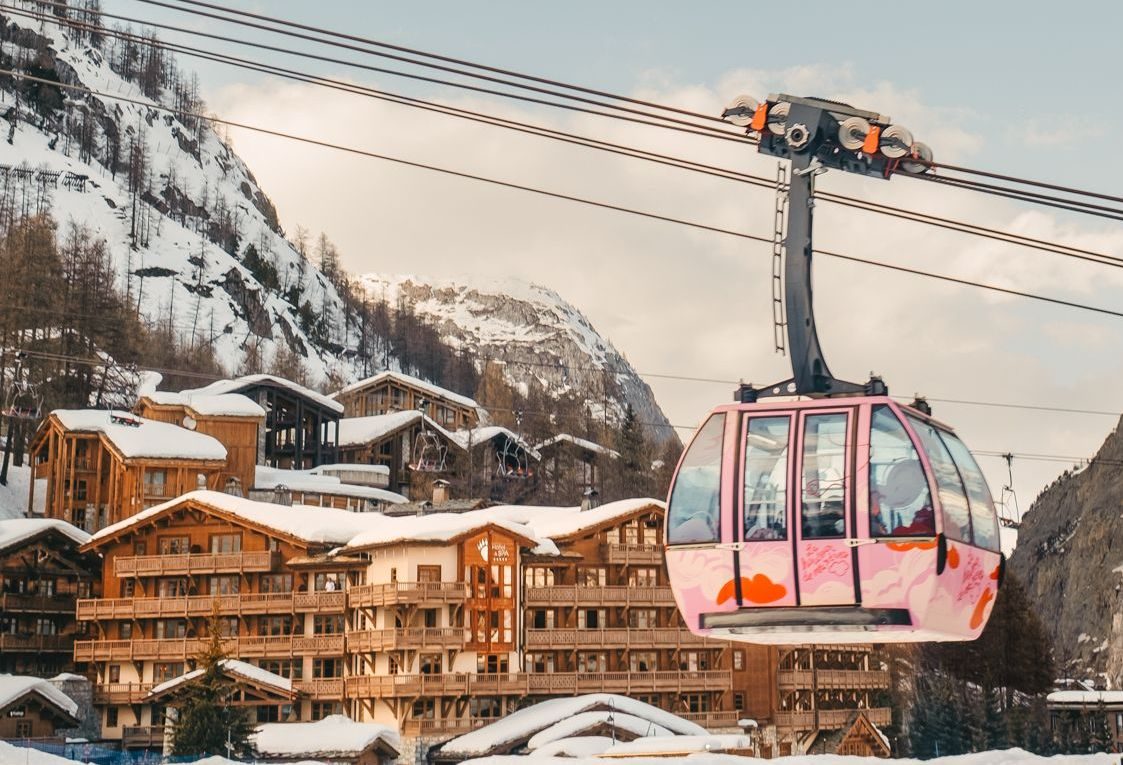 Façade des Barmes de l'Ours sous la neige, télécabine au premier plan