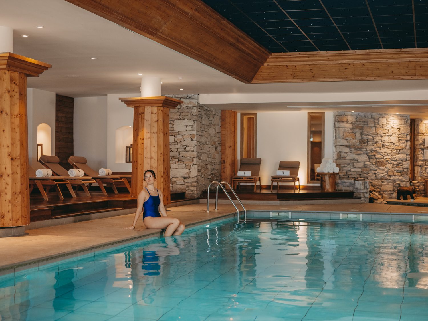Piscine intérieure du Spa Sisley des Barmes de l'Ours