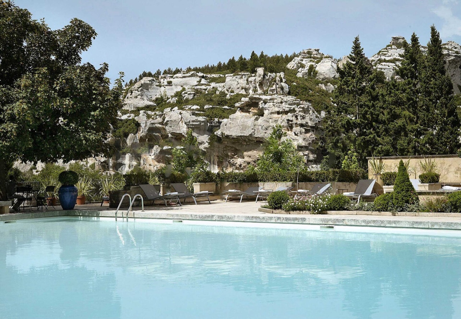 Piscine de Baumanière devant les rochers des Baux-de-Provence