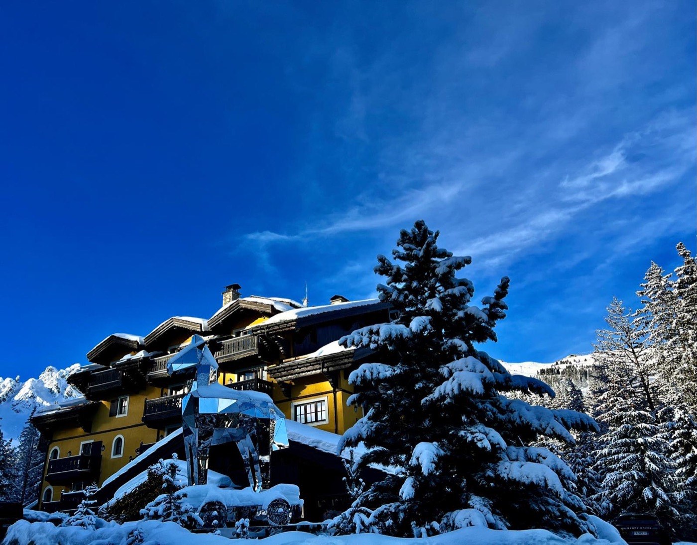 Cheval Blanc Courchevel sous la neige, en journée