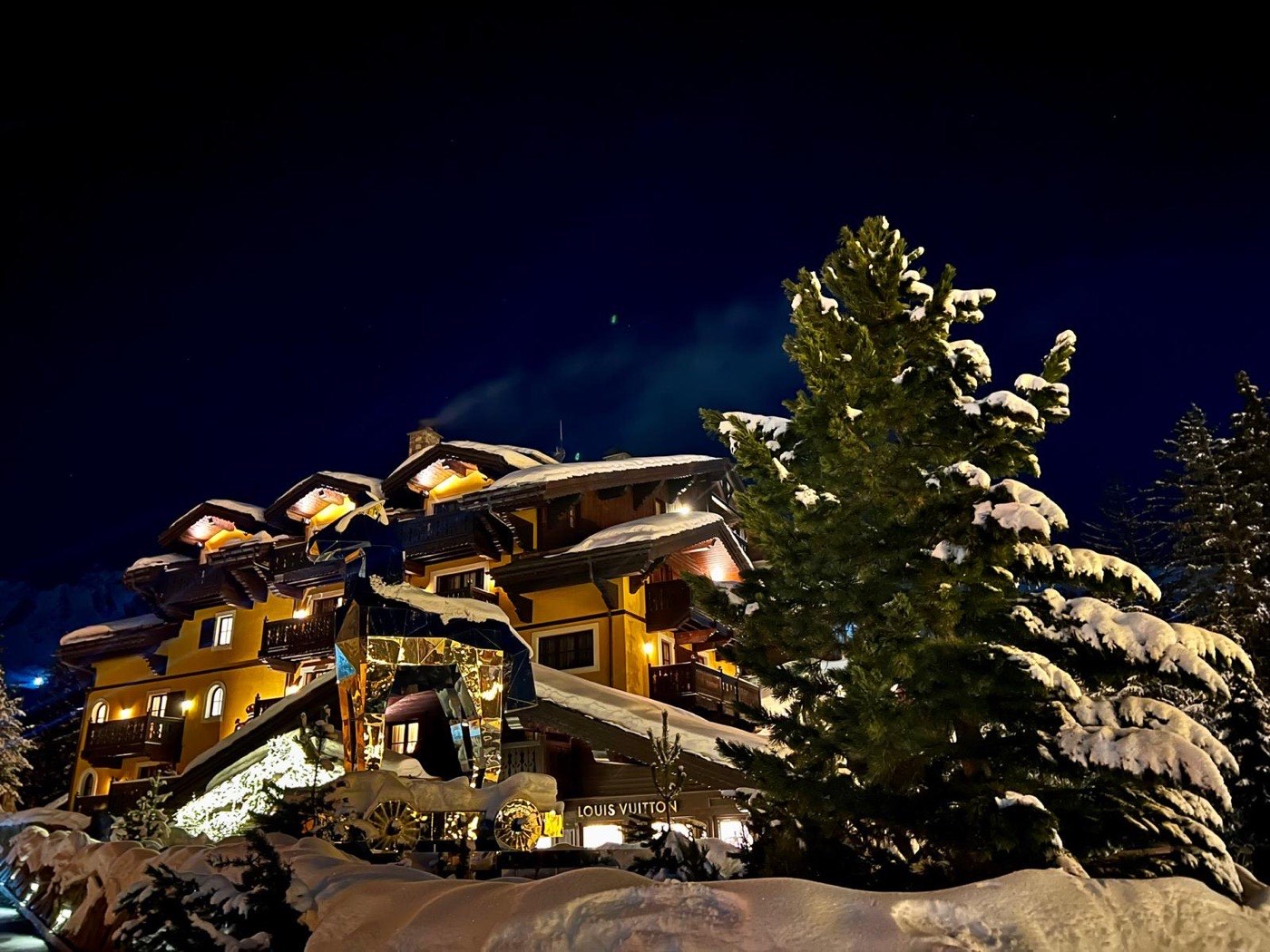 Cheval Blanc Courchevel illuminé de nuit