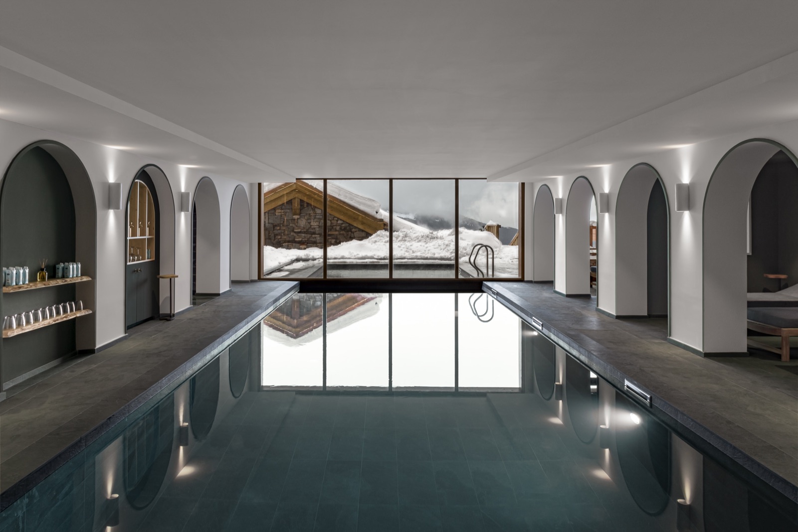 Piscine intérieure sous arcades du Spa du Coucou