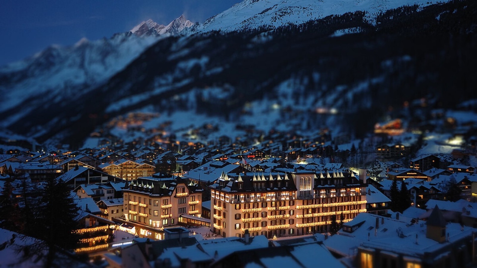 Le Mont Cervin Palace illuminé, Zermatt sous la neige au crépuscule
