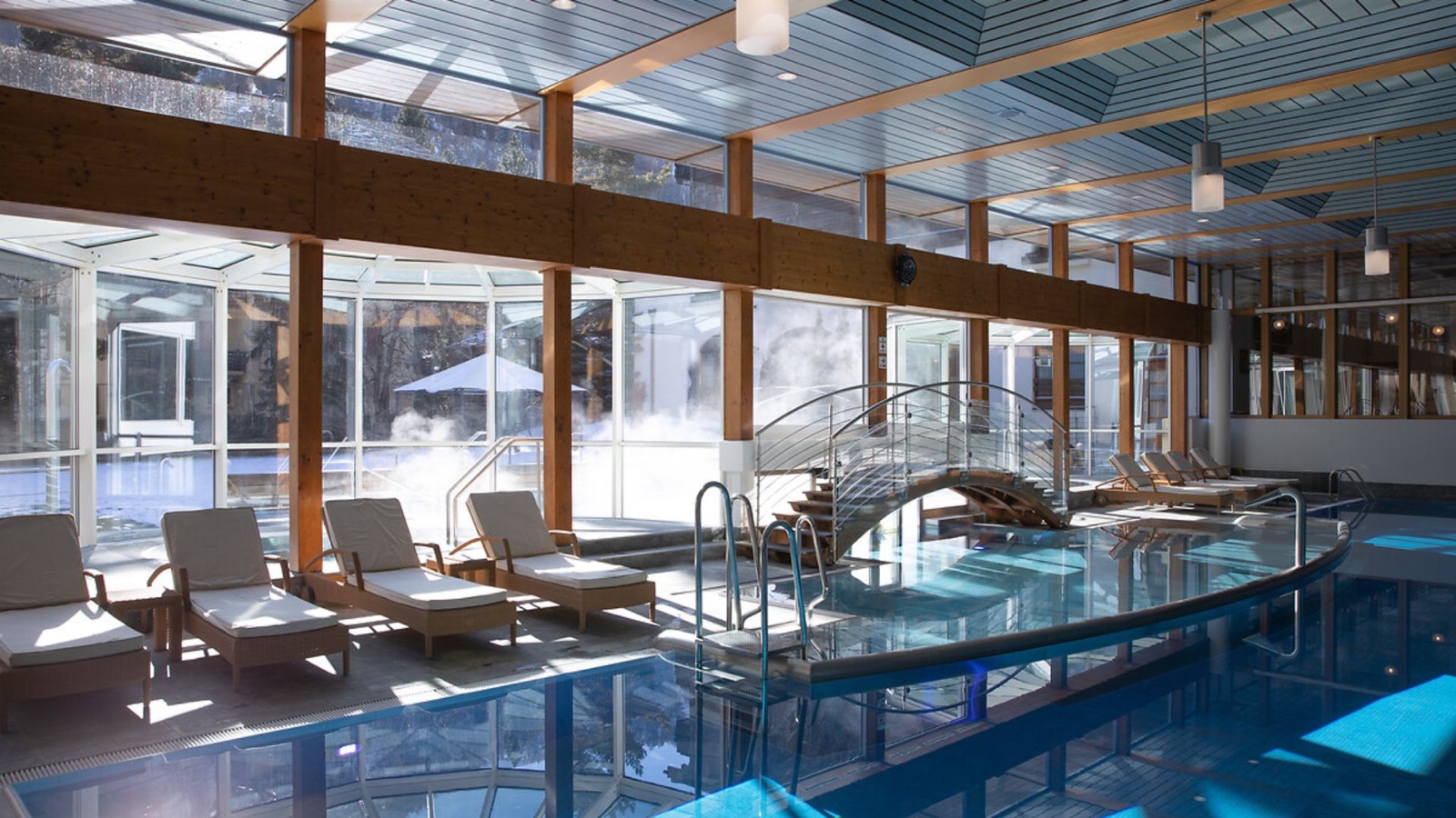 Piscine intérieure du spa du Mont Cervin Palace