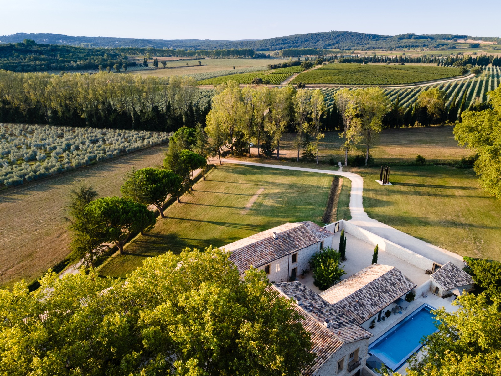 Vue aérienne du Domaine de Panéry, bâtisse en pierre, piscine et vignes