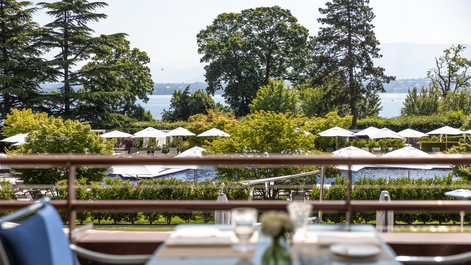 Terrasse de La Réserve Genève sur le parc et le lac Léman