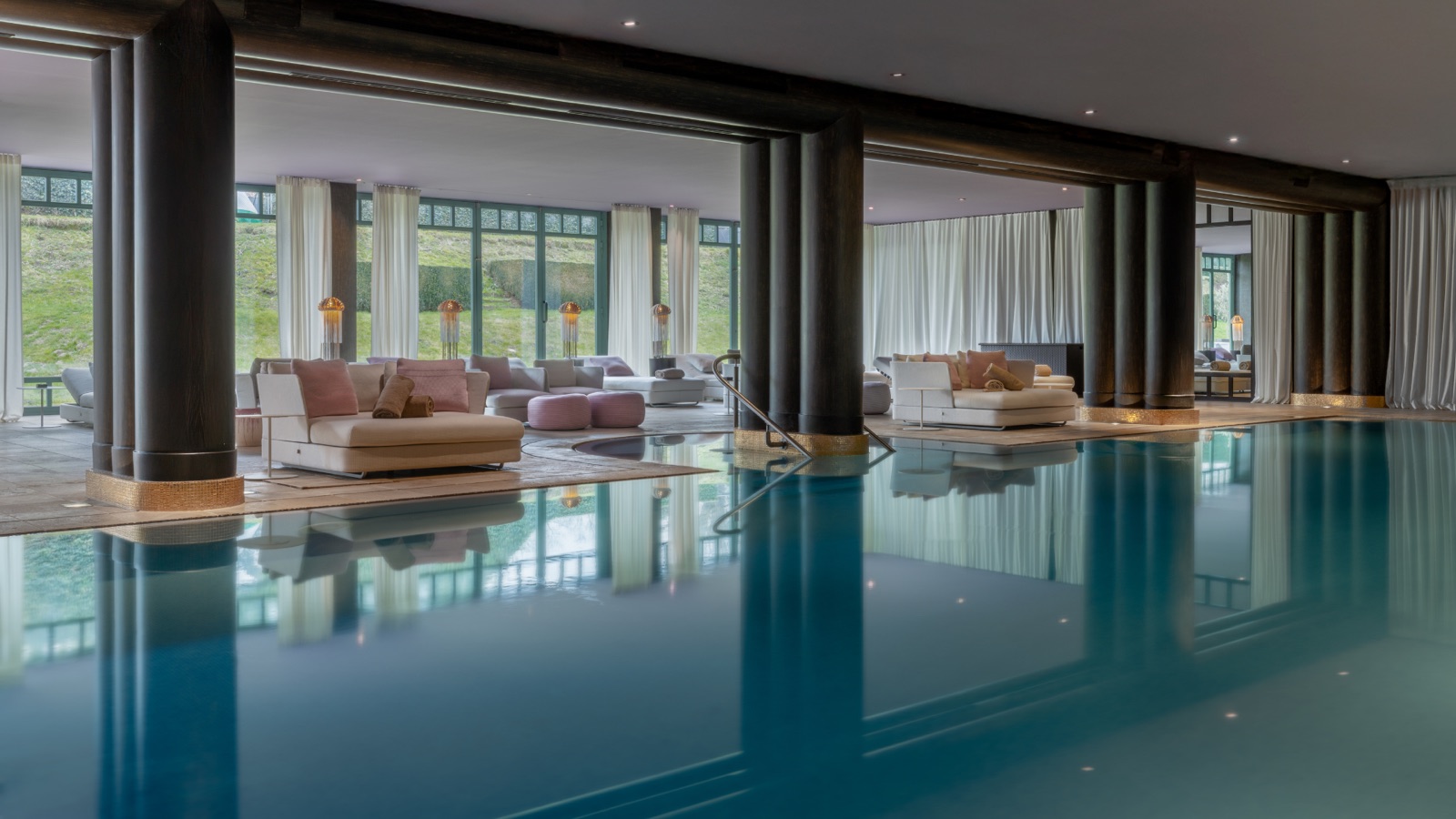 Piscine intérieure du Spa Nescens de La Réserve Genève