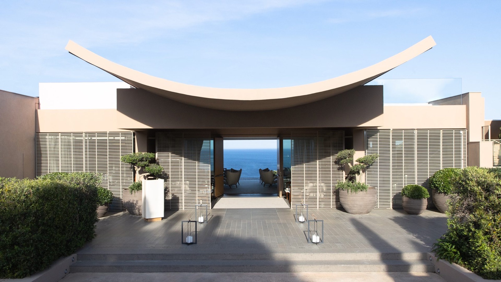 Entrée de La Réserve Ramatuelle ouverte sur la mer