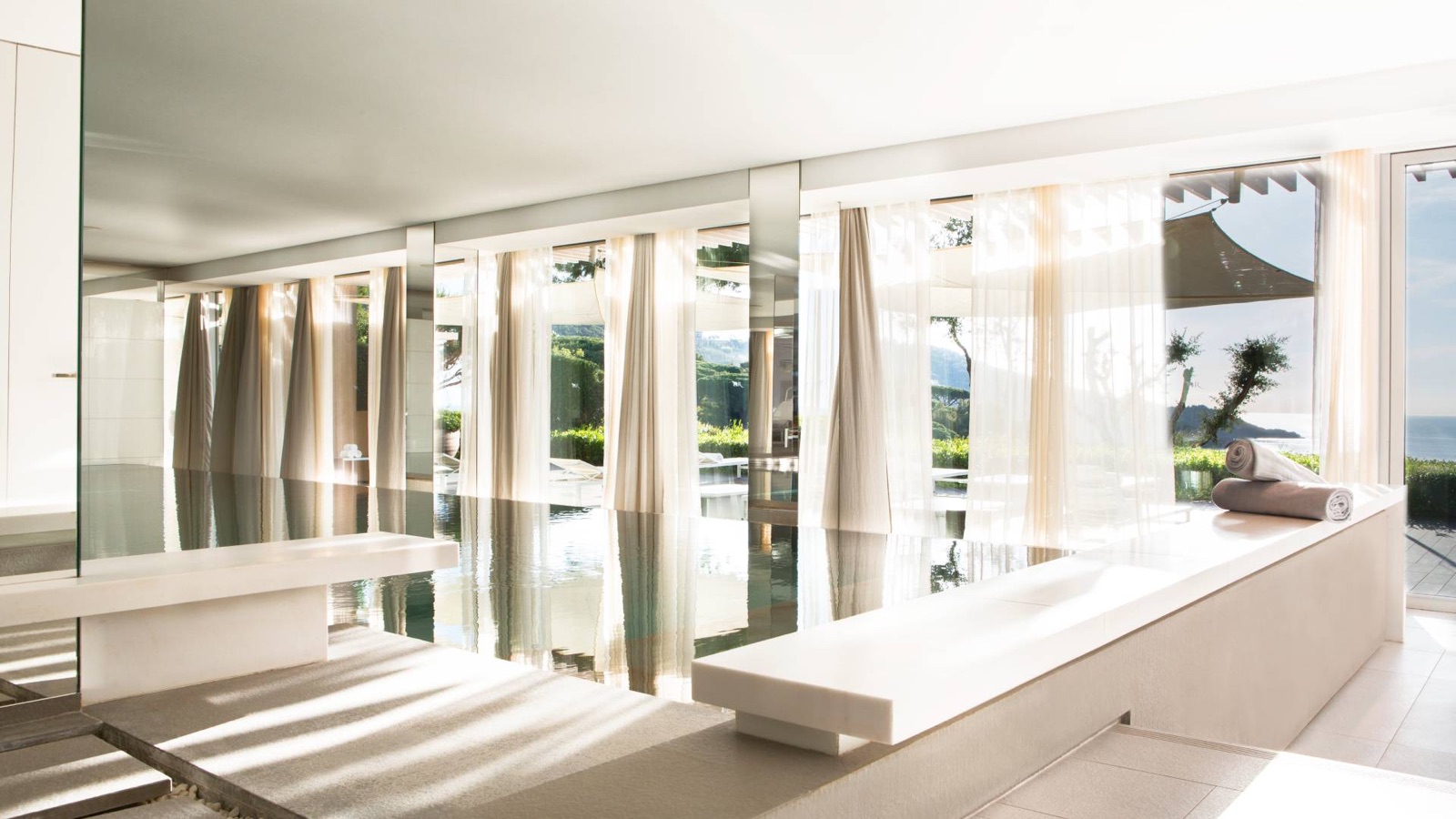 Piscine intérieure du Spa Nescens de La Réserve Ramatuelle