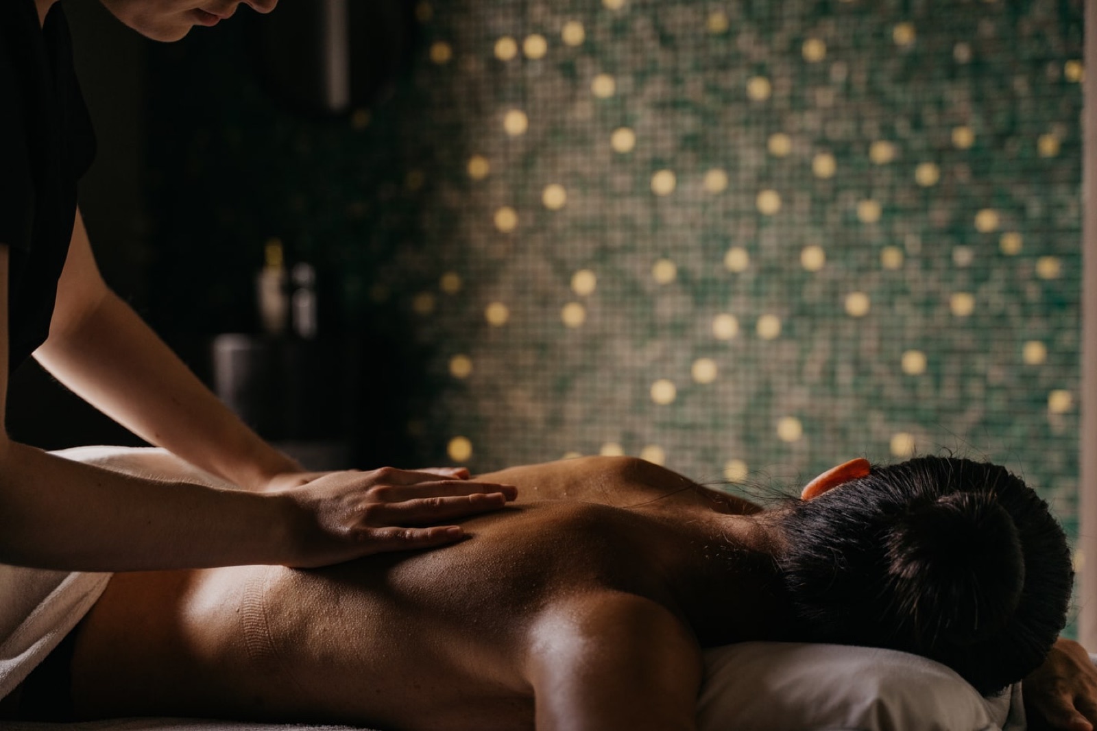 Massage du dos dans une cabine du Spa Sisley des Roches Blanches