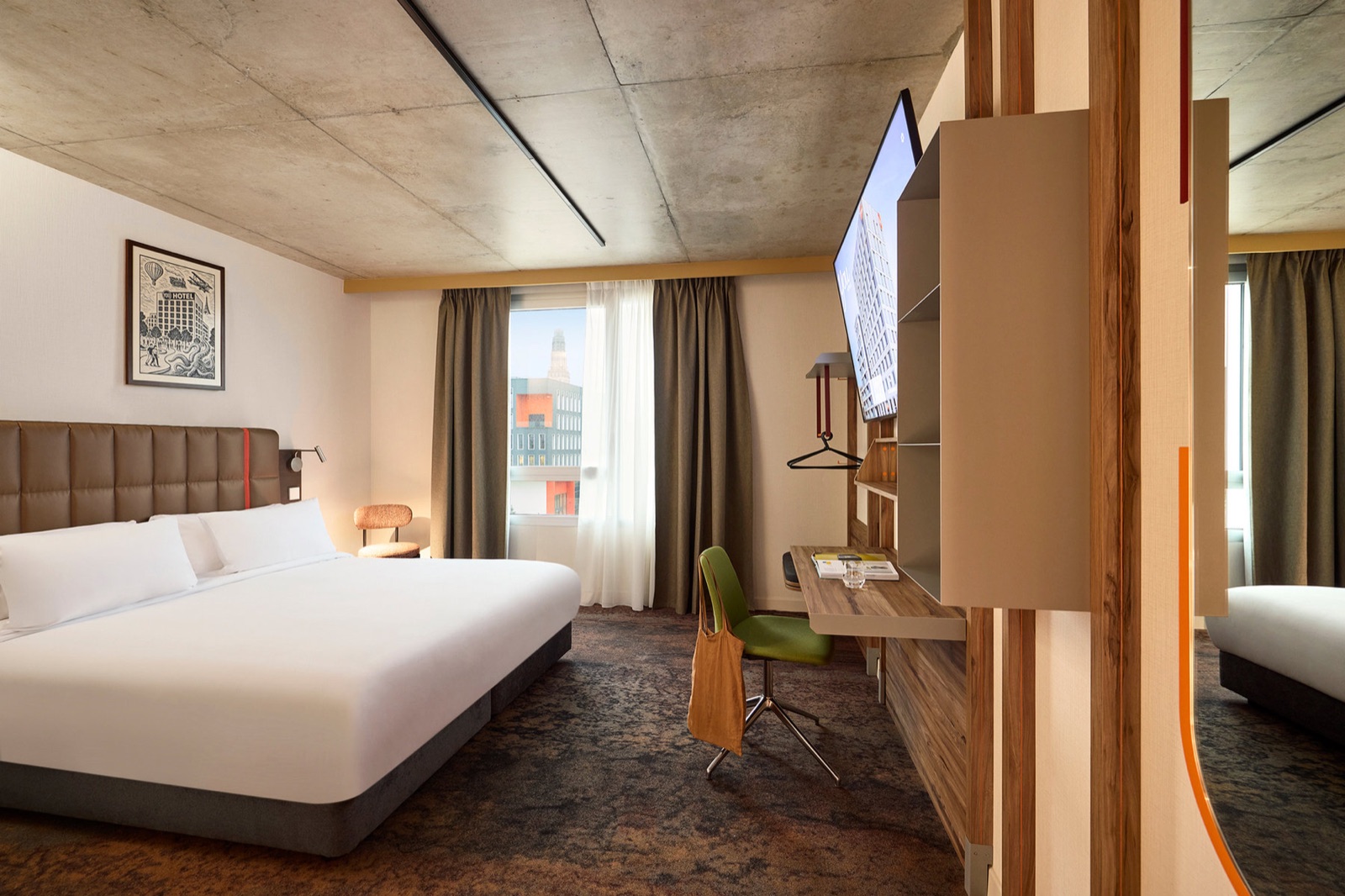 Chambre d'un hôtel YOU, lit double et bureau