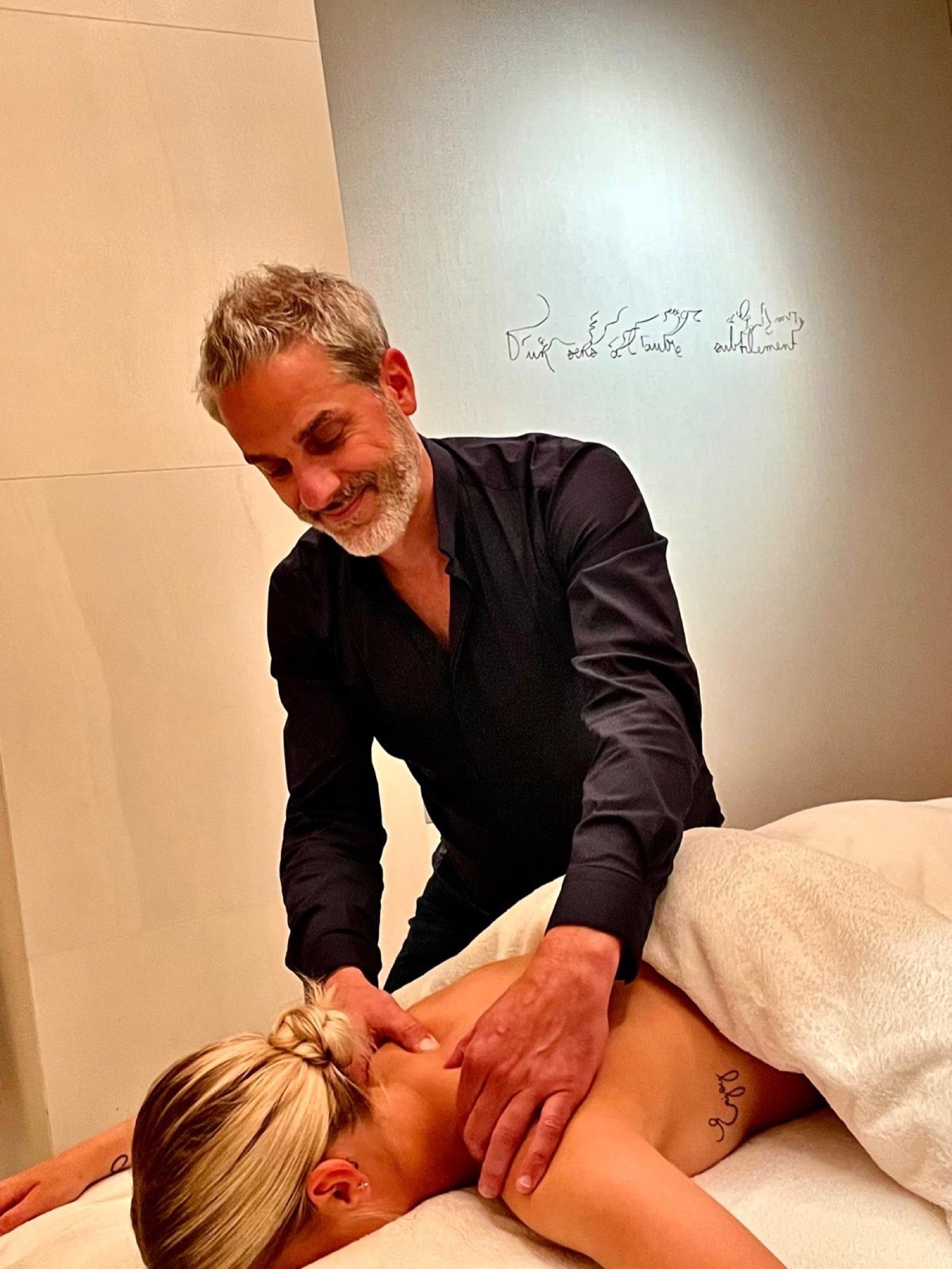 Lionel Jourdan pratiquant le massage San-Bao en cabine de spa