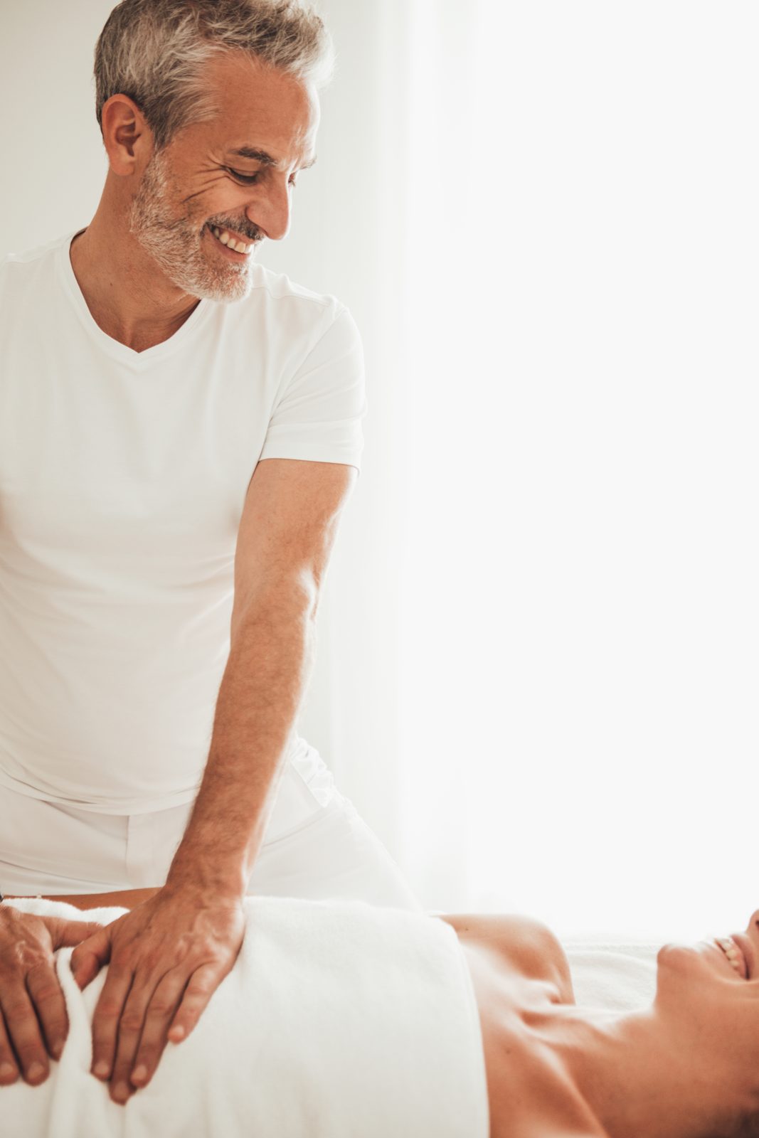 Lionel Jourdan pendant un massage, à contre-jour