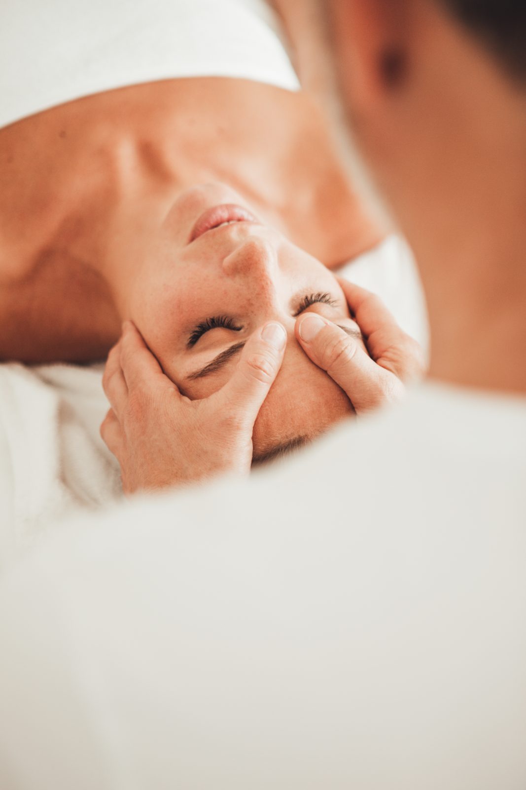 Massage du visage, mains de Lionel Jourdan