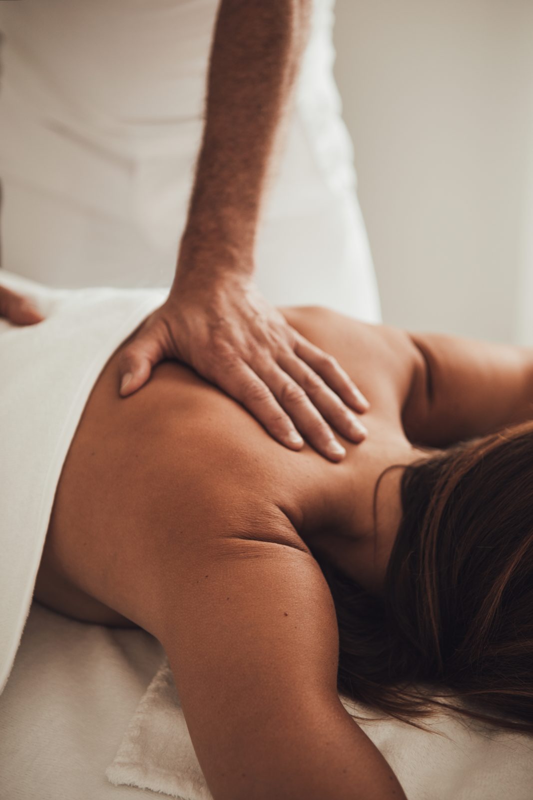 Massage du dos, pression de la main