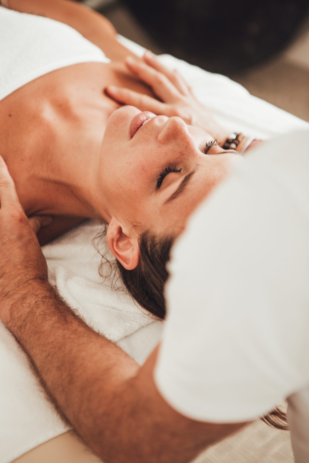 Soin du visage, patiente détendue