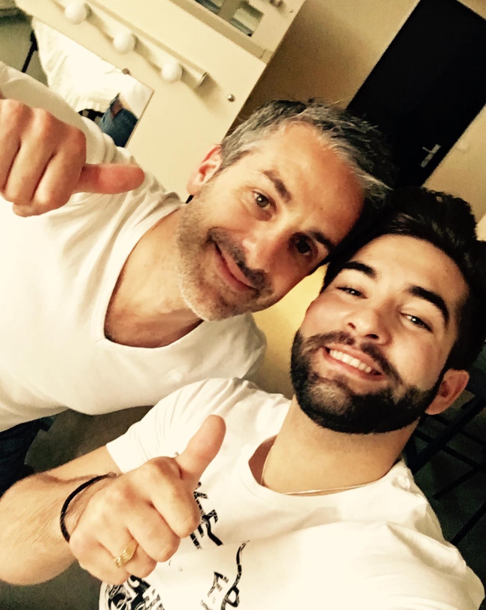 Lionel Jourdan et Kendji Girac en loge, pendant une tournée