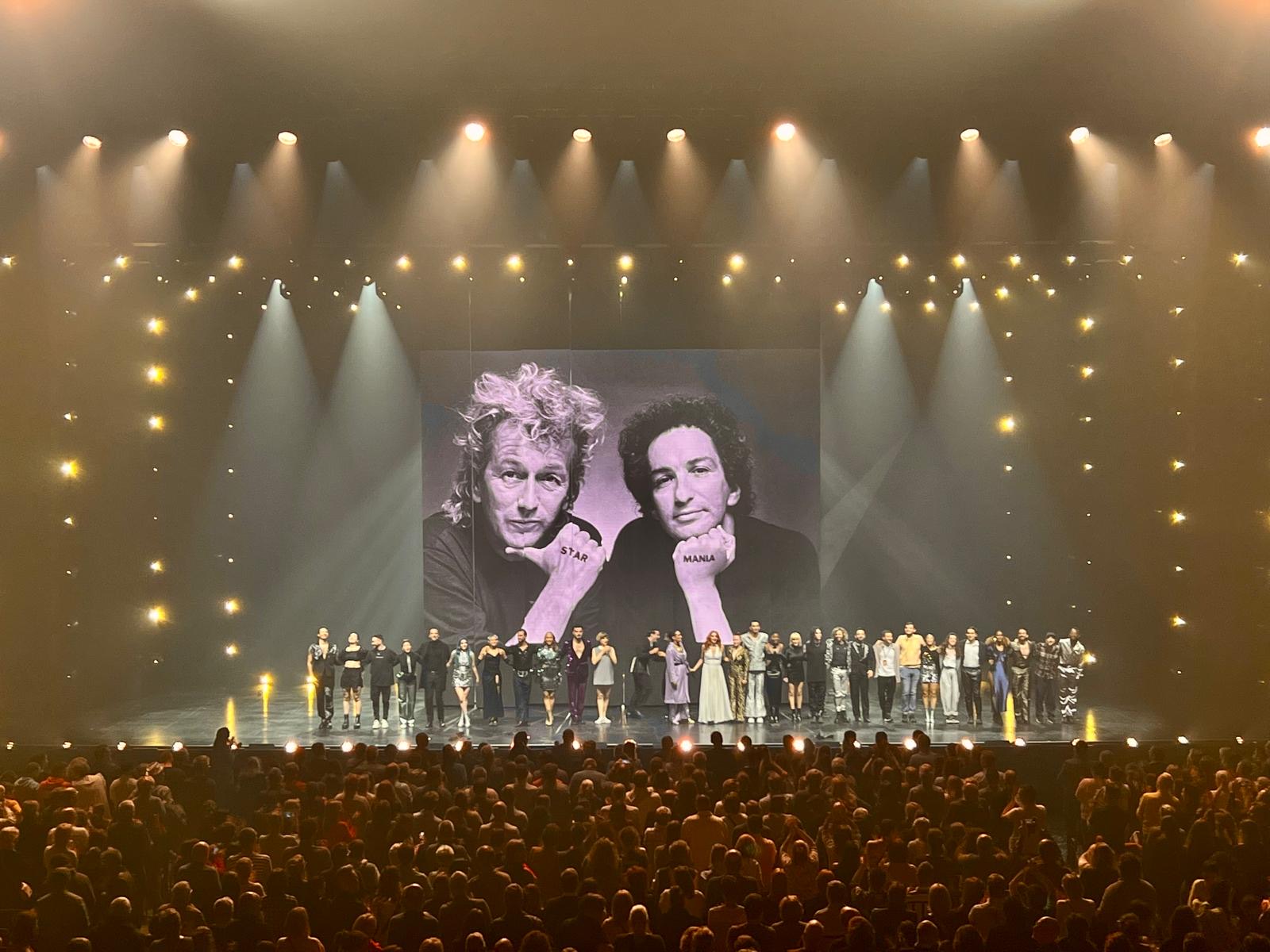 Salut final de la troupe de Starmania sous les projecteurs