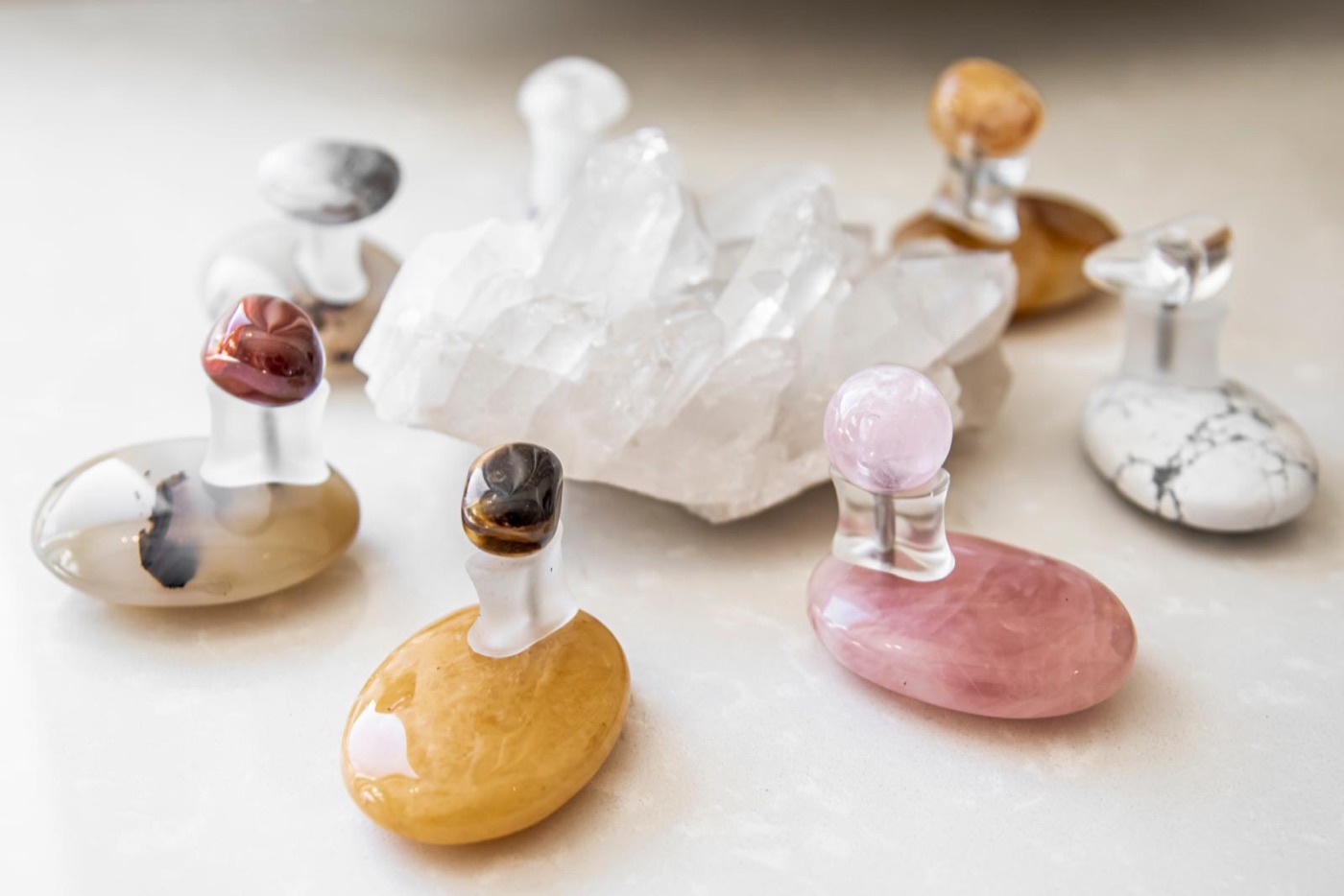 Les sept galets semi-précieux du massage Crystal Touch autour d'un cristal de roche