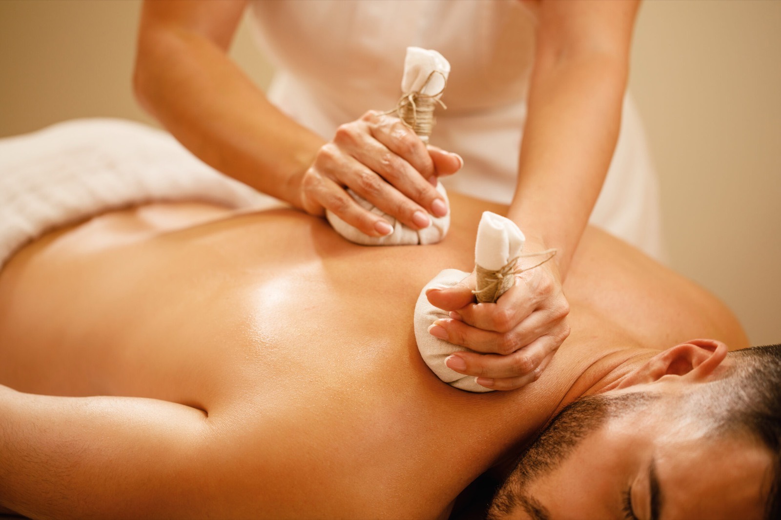 Massage du dos aux techniques de médecine traditionnelle chinoise